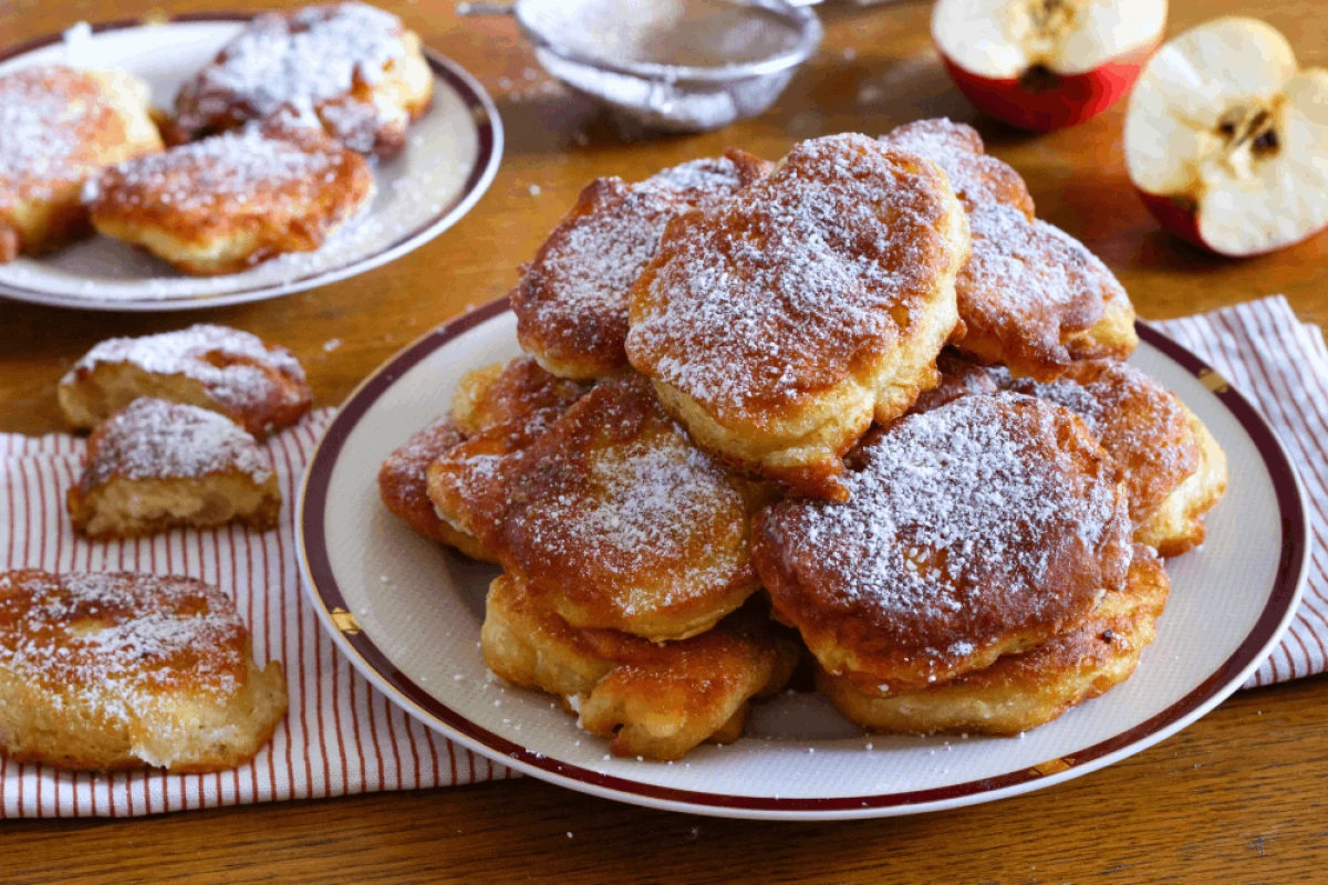 Placki z mąki ryżowej z jabłkami na białym talerzu
